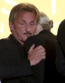 Neanche uno sguardo tra Charlize Theron e Sean Penn, poi quel saluto affettuoso 6