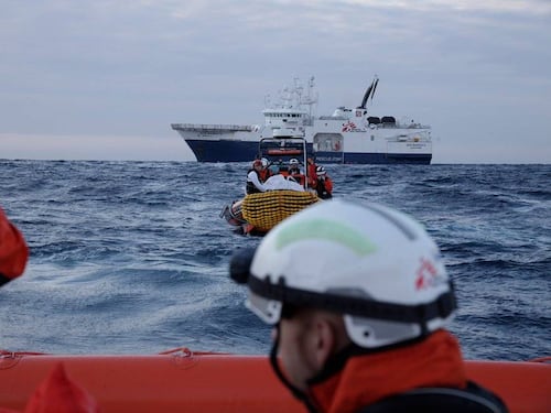 La Geo Barents punta sulla Sicilia: "Fate sbarcare i migranti"