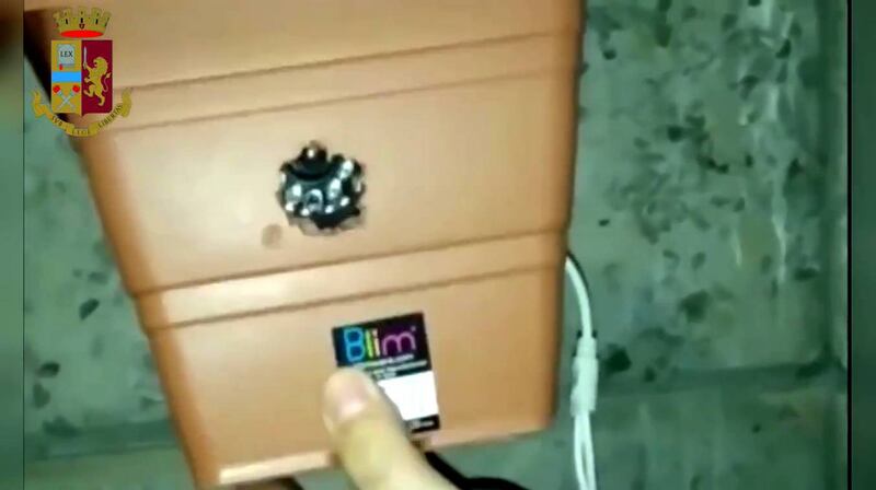 La polizia ha trovato un fortino della droga in una casa a Milano 5