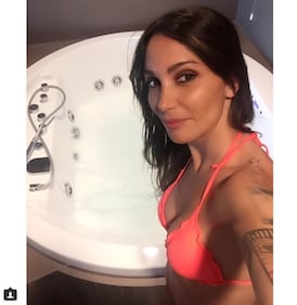 Siria De Fazio si mostra in topless 26