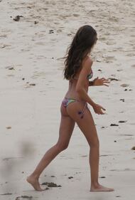 La modella Izabel Goulard in bikini sulla spiaggia di St Barth 6