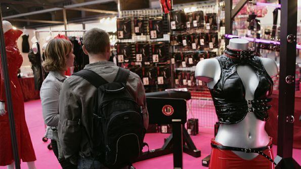 Le confessioni di due ex commesse di un sexy shop: "Sappiamo tutto dei loro gusti"