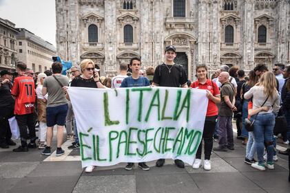 Striscioni e bandiere al funerale di Berlusconi 4