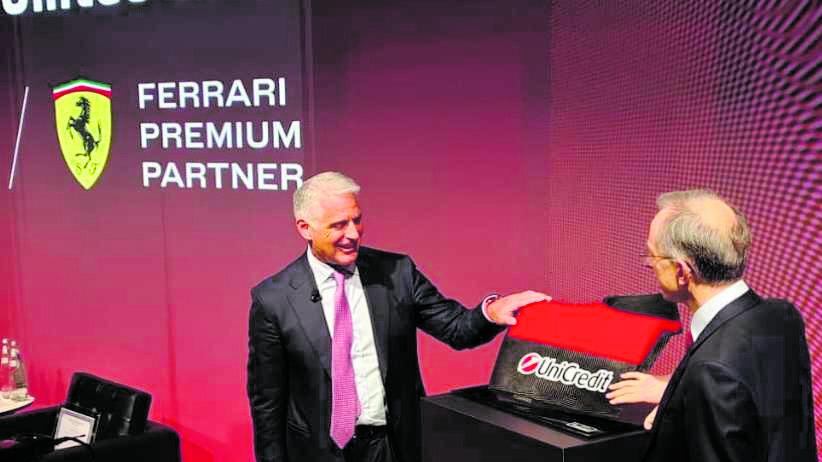 Unicredit sale sulla Rossa. "Accordo di passione con Hamilton in regalo"