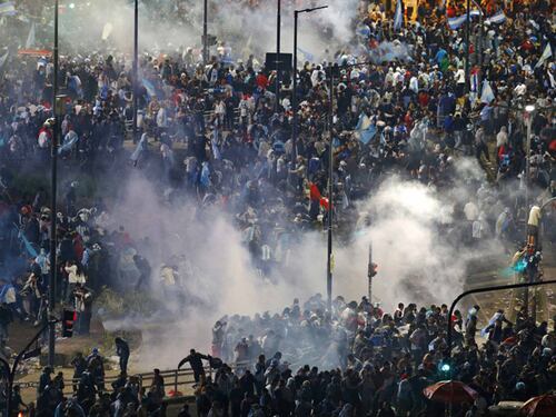 Argentina sconfitta e a Buenos Aires prima la festa poi la guerriglia