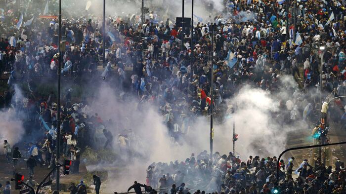 Argentina sconfitta e a Buenos Aires prima la festa poi la guerriglia