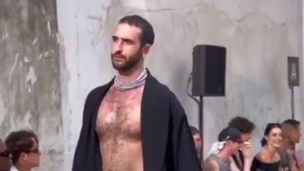 Uomini seminudi in passerella: polemica sulla sfilata di Louis Gabriel Nuochi