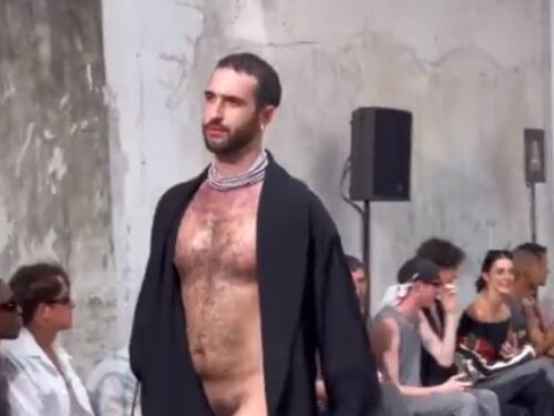 Uomini seminudi in passerella: polemica sulla sfilata di Louis Gabriel Nuochi