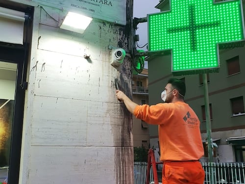 Dopo il raid vandalico il Comune ripulisce le targhe delle vittime delle leggi razziali