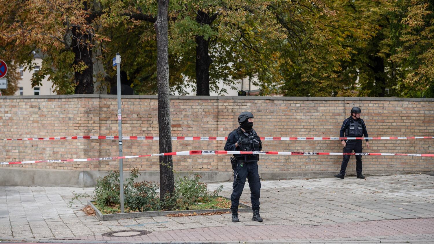 Spari alla sinagoga nel giorno della festa L'odio in diretta web: "Gli ebrei il problema"