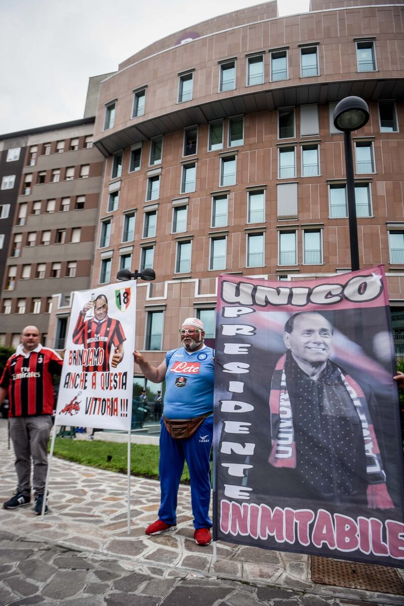 "Non mollare": l'abbraccio di tifosi e fan a Berlusconi 4
