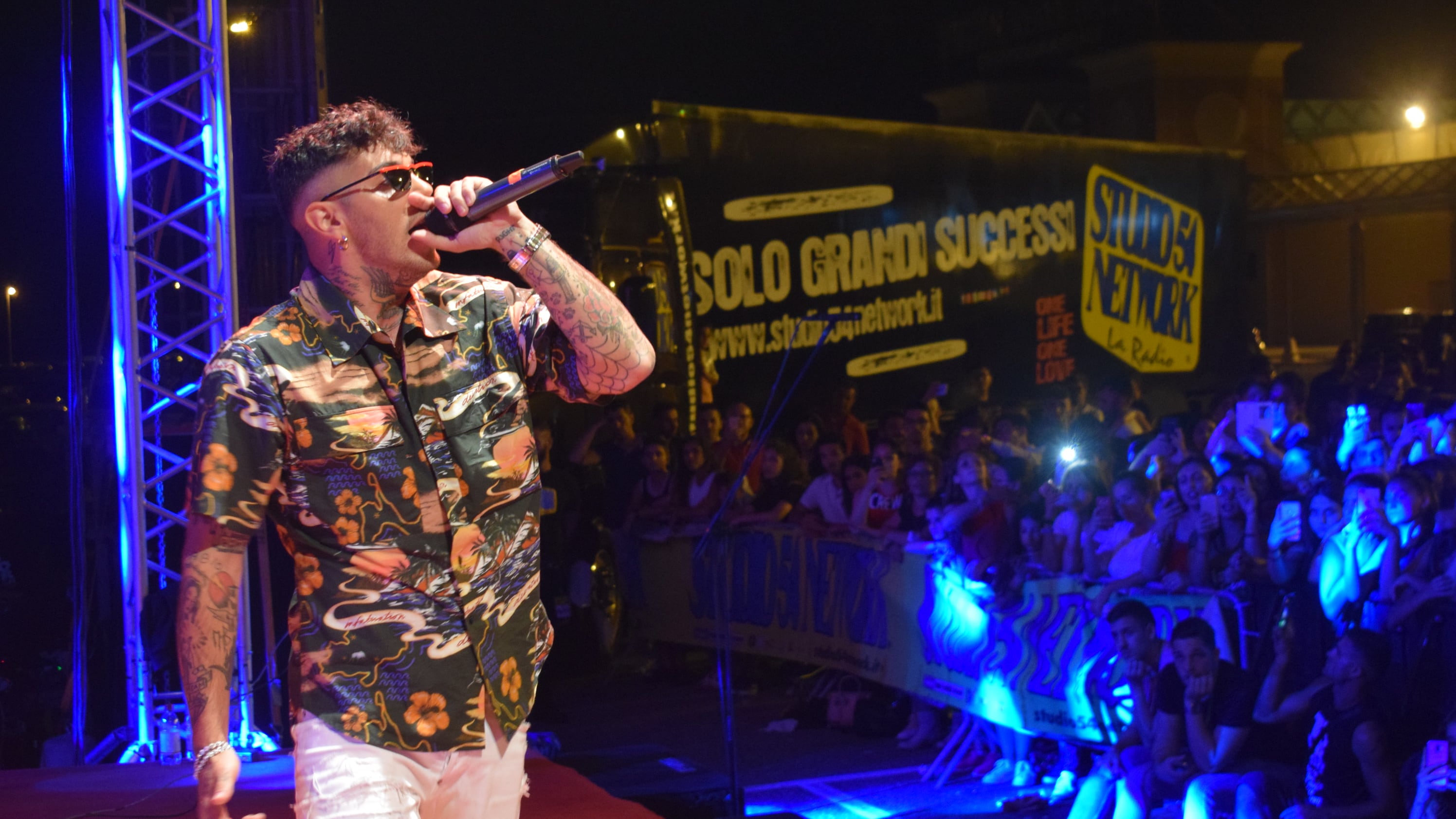 Emis Killa senza freni su Twitter. Le offese (gratuite) alle donne