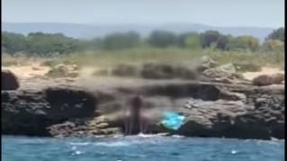 Monopoli, fanno sesso sfrenato in riva al mare: il video spopola in rete