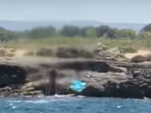 Monopoli, fanno sesso sfrenato in riva al mare: il video spopola in rete