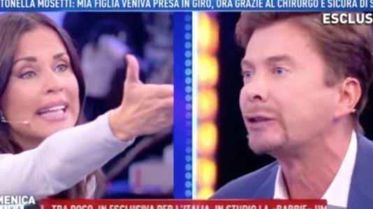 Scintille tra Mosetti e Signoretti, la showgirl: "Cricetino sta' zitto". Il direttore: "Non ti metto proprio niente in bocca"