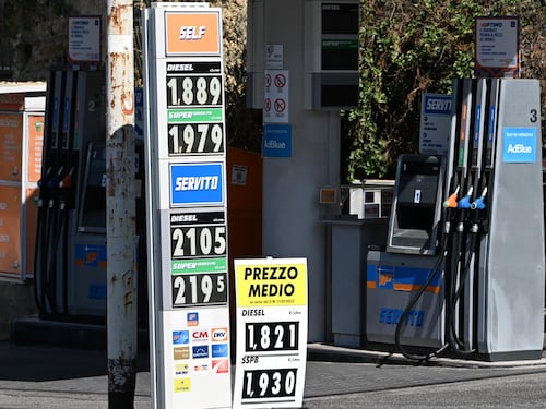 Caro-carburanti, benzina in aumento: sfondato tetto 2,1 euro