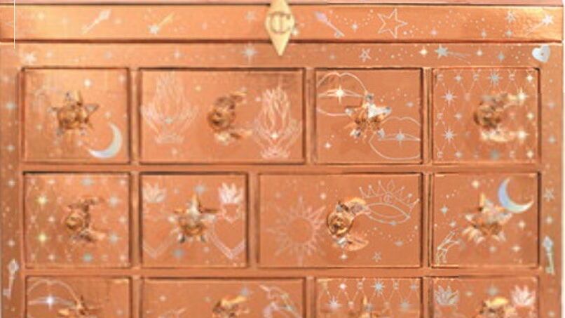 Rossetti, skincare, blush. Dietro alle finestrelle dei nuovi Calendari le sorprese sono beauty