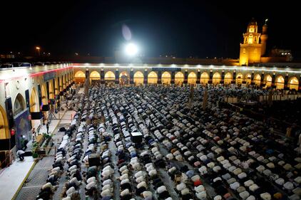 I musulmani pregano durante la notte del destino 6