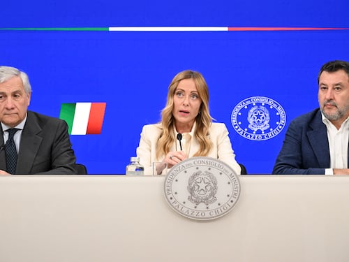 Dal Cdm via libera alla legge di bilancio. Il “salvadanaio” per i neonati. Irpef al 33% fino a 55.000 euro. Flat tax sale a 100mila euro. Slitta il decreto bollette. Tutte le novità
