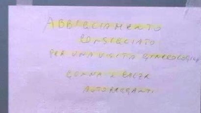 Consiglio alle pazienti: "Visita ginecologica in gonna e autoreggenti". Polemica a Gallipoli