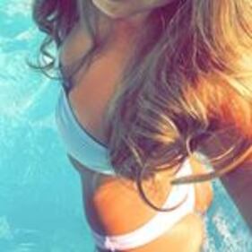 Nora Segura hot sotto la doccia: gli scatti sexy della compagna di Howard 10