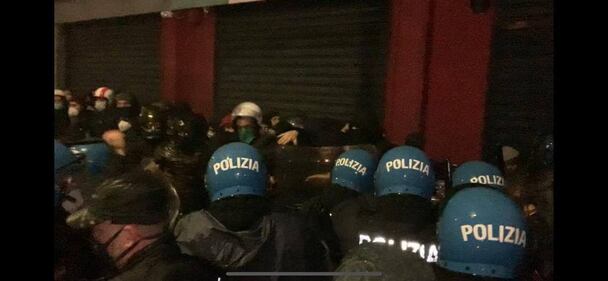 Scontri tra agenti e militanti di Casapound a Casal Bertone 1