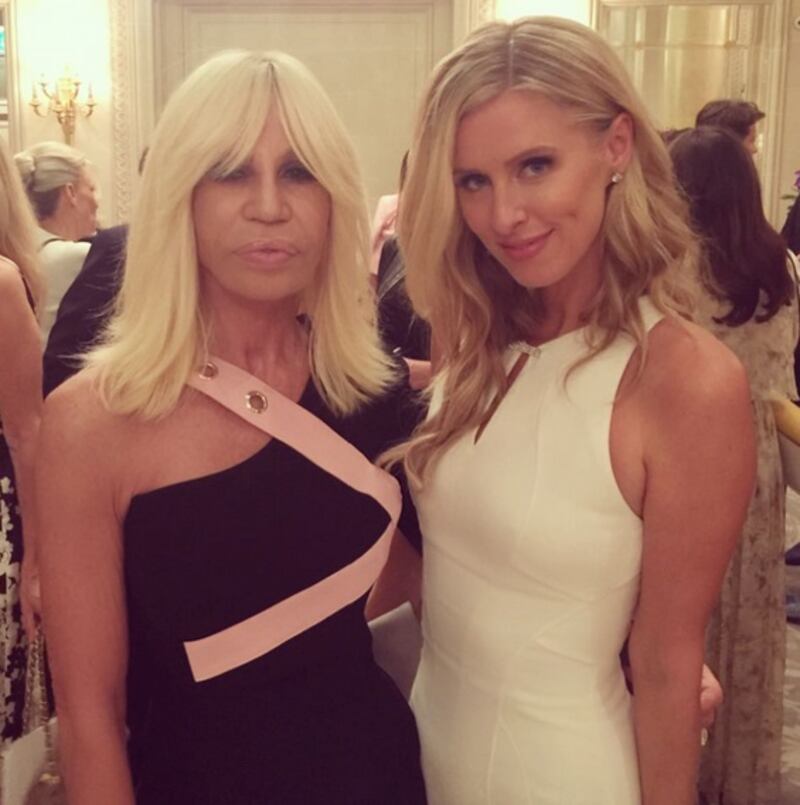 Nicky Hilton: abito bianco sexy ma sobrio per la sorellina di Paris  19