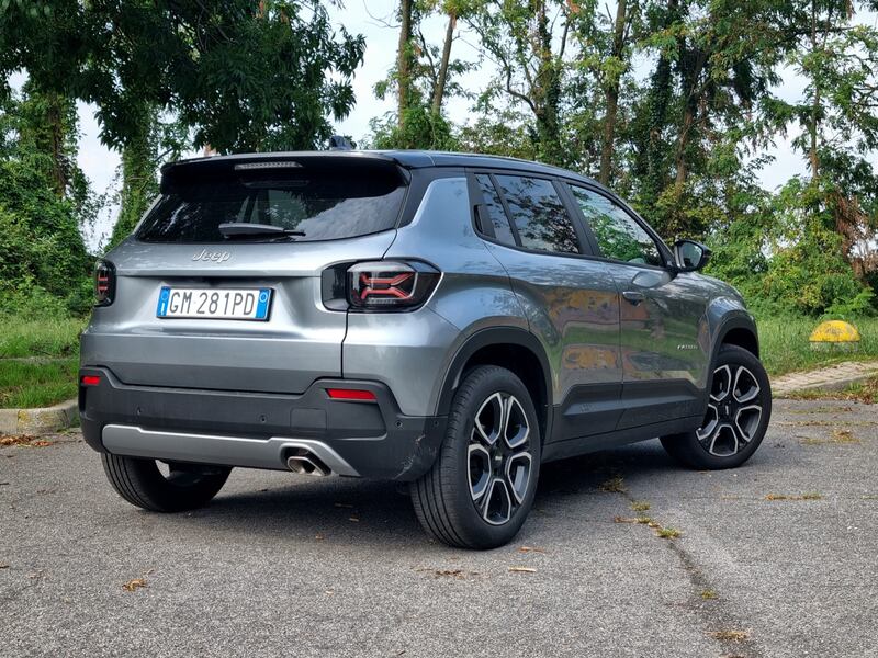 Jeep Avenger 1.2 Summit: guarda la gallery del city SUV americano 13