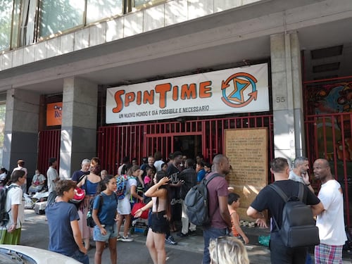 Incendio al centro sociale Spin Time: “È pericoloso”. Evacuati gli occupanti che annunciano un presidio