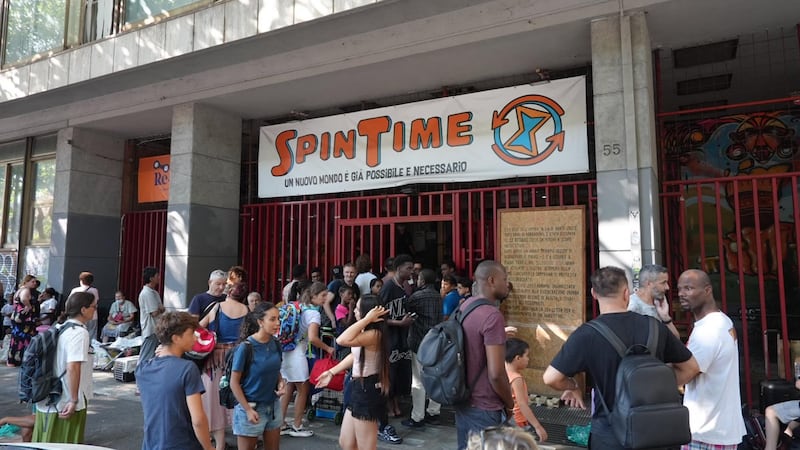 Incendio al centro sociale Spin Time: “È pericoloso”. Evacuati gli occupanti che annunciano un presidio