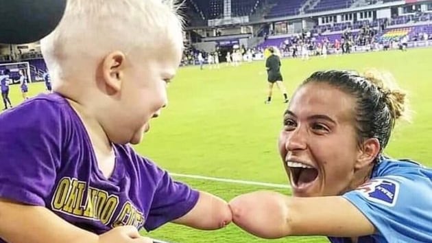 La calciatrice e il bimbo senza braccia: la loro amicizia commuove il web