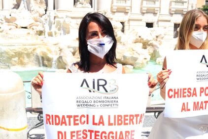 Fontana di Trevi e Piazza di Monte Citorio accolgono la protesta delle spose e degli operatori del settore Wedding 4