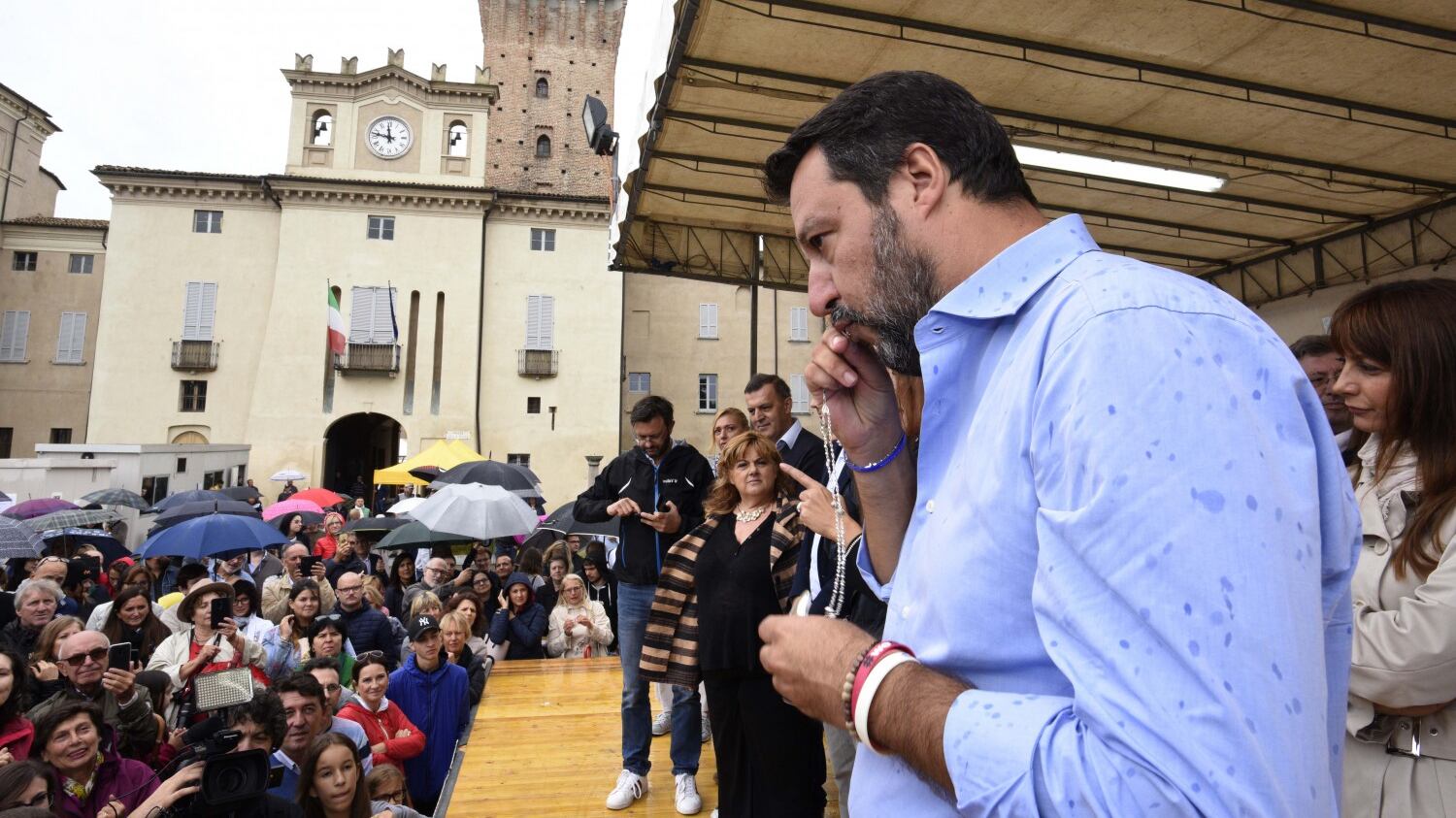 Salvini: "Si aggrappano alle poltrone per non far votare gli italiani"