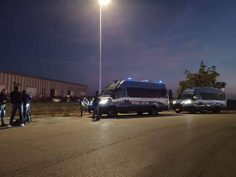 Cordone di polizia attorno al capannone del rave party 10