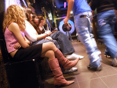 Annoiate, senza sesso e spaventate: il ritratto delle generazioni "Kissless"