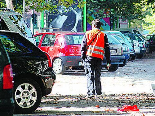 Danni alle auto parcheggiate «Sono i posteggiatori abusivi»
