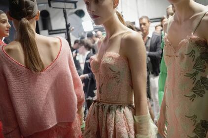 Nel backstage della sfilata. Qui si prepara la bellezza 11