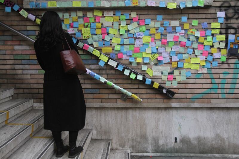 Insulti alla preside: sul muro compare un murale di post-it degli alunni 4