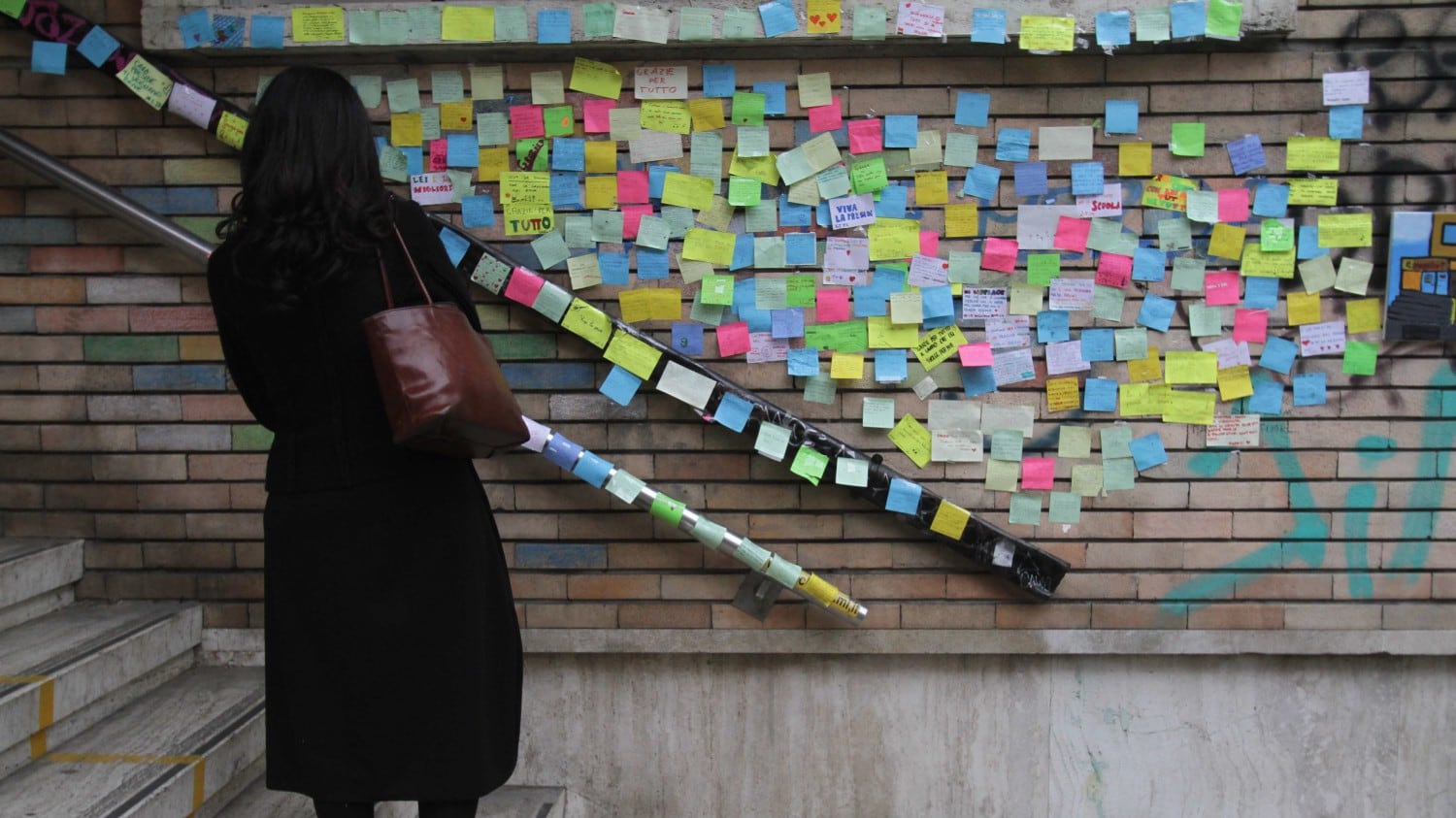"Rita, continua così": Bussetti invia un post-it alla preside insultata