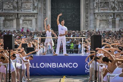 Il "Ballo in Bianco" in piazza Duomo 5