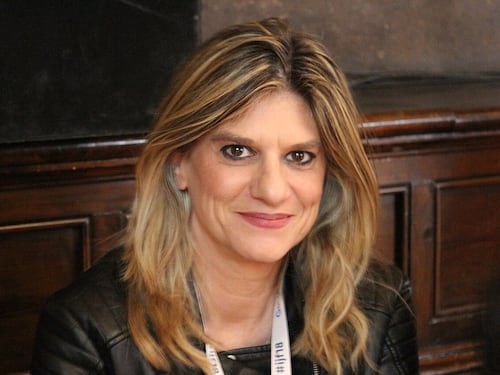 La fila, poi il caos: la giornalista Federica Angeli presa a pugni da una commessa al supermercato