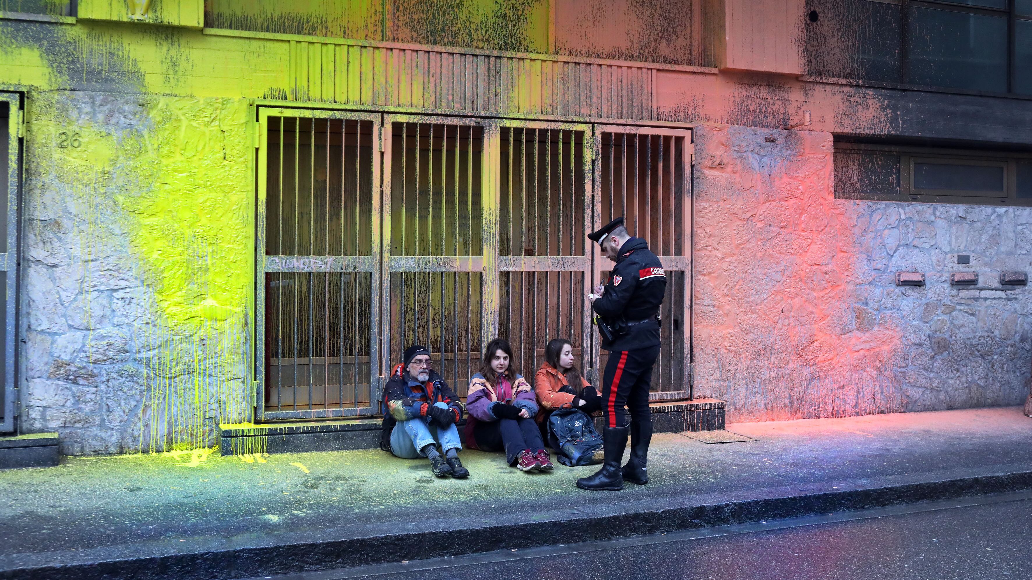 Gli eco-vandali continueranno a imbrattare: "Pronti anche al carcere"