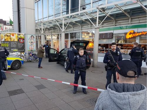 Germania, uomo lancia l'auto contro la folla: 3 feriti a Heidelberg