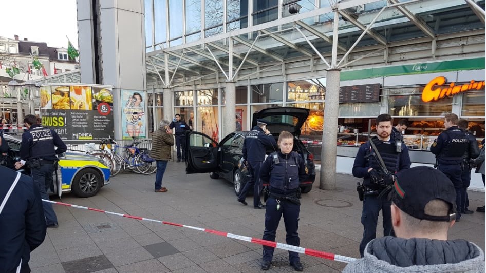 Germania, uomo lancia l'auto contro la folla: 3 feriti a Heidelberg