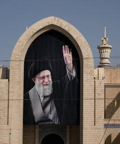 Iniziati i funerali di Khamenei: le immagini da Teheran 12
