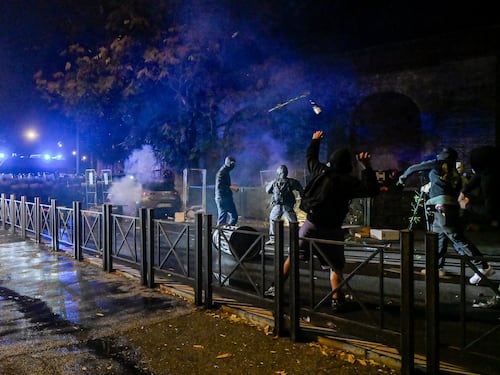 Cortei in più di 50 città. Gli studenti a Roma: “Andiamo in Parlamento”. Lancio di bottiglie contro agenti e idranti in azione: 8 fermati
