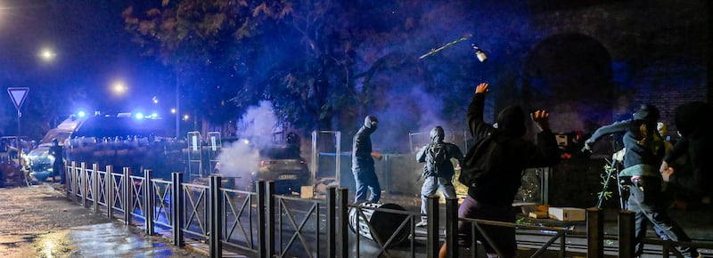Cortei in più di 50 città. Gli studenti a Roma: “Andiamo in Parlamento”. Lancio di bottiglie contro agenti e idranti in azione: 8 fermati