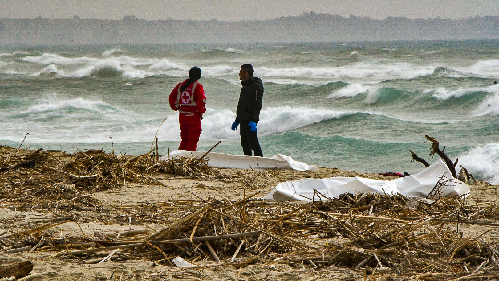 I soldi, la partenza e il naufragio: ecco quanto hanno pagato i migranti agli scafisti
