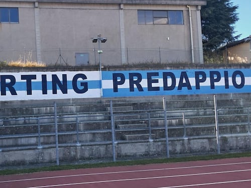 Sulle magliette dei Pulcini spunta lo sponsor “Predappio Tricolore”. Bufera sulla squadra di calcio