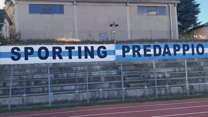 Sulle magliette dei Pulcini spunta lo sponsor “Predappio Tricolore”. Bufera sulla squadra di calcio